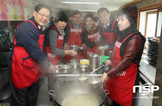NSP통신-(좌측부터) 홍순목 행복캄 이사장(세번째) 및 고경홍 IBK기업은행 동수원지점장(네번째)이 봉사자들과 떡국을 담고 있다. (조현철 기자)