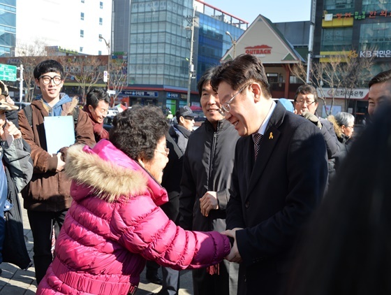 NSP통신-이재명 성남시장이 지난 23일 대선 출사표를 낸데 이어 24일 설을 앞두고 오일장이 열린 모란민속시장을 찾아 민생 현장을 챙기기 행보에 나섰다. (성남시 제공)