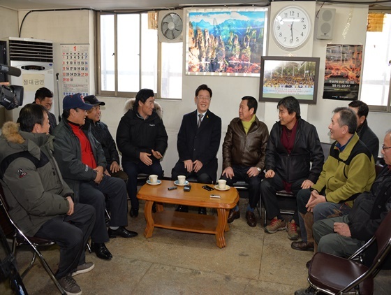 NSP통신-성남모란민속시장 상인회 등과 간담회를 갖는 이재명 성남시장. (성남시 제공)