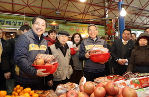 [NSP PHOTO]KB국민은행, 설맞이 전통시장 사랑나눔 행사