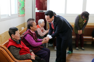 [NSP PHOTO]전동평 영암군수, 설 맞이 사회복지시설 위문