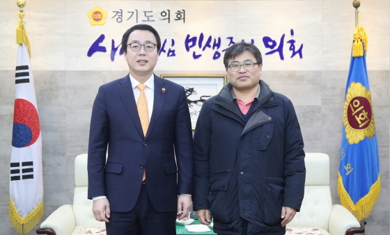 NSP통신-24일 오후 정가열 경기도의회 의장(왼쪽)이 박현준 경기비정규직 지원센터 소장의 접견후 기념촬영 하고있다. (경기도의회)