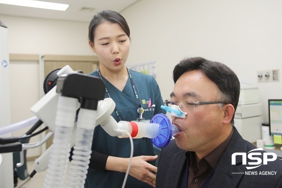 NSP통신-순천향대천안병원이 최근 심평원이 실시한 만성폐쇄성폐질환(COPD) 2차 적정성평가에서 1등급을 획득했다. 흡연과 함께 평소 기침이 잦았다는 환자가 만성폐쇄성폐질환 진단에 필수적인 폐기능검사를 받고 있다. (순천향대천안병원)