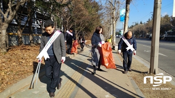 NSP통신-이태훈 대구 달서구청장과 유관기관 관계자들이 성서로 일대를 청소하고 있다. (사진 = 대구광역시 달서구 제공)