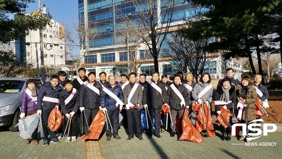 NSP통신-청소에 참가한 유관기관 관계자들이 이태훈 대구 달서구청장과 기념촬영을 하고있다. (사진 = 대구광역시 달서구 제공)