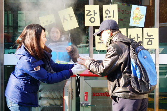 NSP통신-25일 SPC그룹 임직원들이 설 명절을 맞아 양재동노인복지관에서 호빵을 나누는 봉사활동을 하고 있다. (SPC 제공)