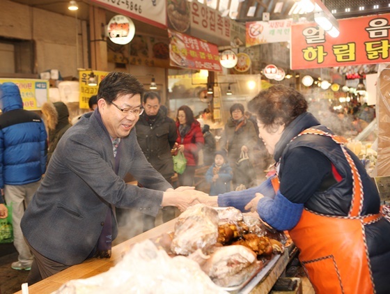 NSP통신-경기 평택시(시장 공재광)가 설을 앞두고 지난 22일과 25일 이틀에 거쳐 관내 통복,서정,송북,중앙,안중 전통시장을 방문해 상인들의 애로사항 청취와 전통시장 내 사업현장 10개소 및 시장 상황을 점검했다. (평택시 제공)