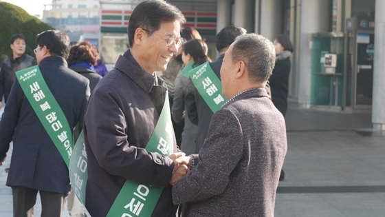 NSP통신-국민의당 대선후보 출마를 선언한 천정배 전 공동대표가 설 연휴 귀성객을 상대로 인사하고 있다. (천정배 의원)