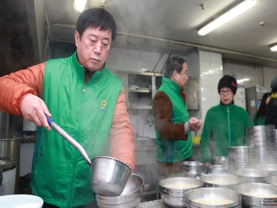 NSP통신-정찬민 용인시장이 설 명절을 앞둔 26일 관내 홀로 어르신 등이 이용하는 처인구 마평동 새마을회관 무료 급식속를 방문해 직접 배식 봉사활동을 전개했다. (용인시 제공)