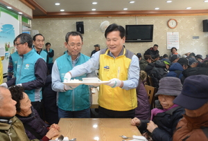 [NSP PHOTO]GS칼텍스 여수공장, 시민사회단체와 설맞이 떡 나눔행사 개최