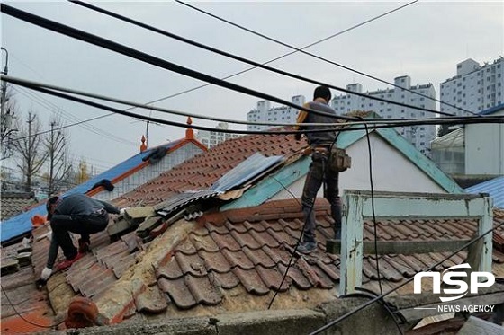 NSP통신-군산시가 나눔과 희망의 집 고쳐주기 사업의 일환으로 저소득층 가구의 지붕을 수리하고 있다.