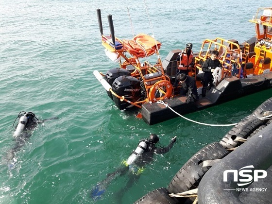 [NSP PHOTO]군산해경, 어망에 스크류 감겨 표류하던 예인선 구조