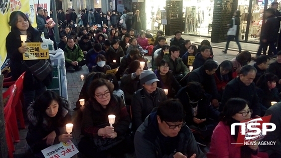 NSP통신-집회 참가자들이 촛불 들고 박근혜 대통령 퇴진과 구속을 요구했다. (사진 = 김덕엽 기자)