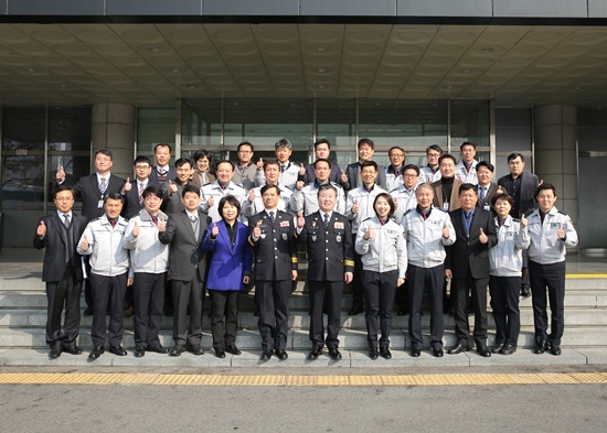 NSP통신-김양제 경기남부경찰청장과 안양동안경찰서 공직자와 함께한 모습. (안양동안경찰서)