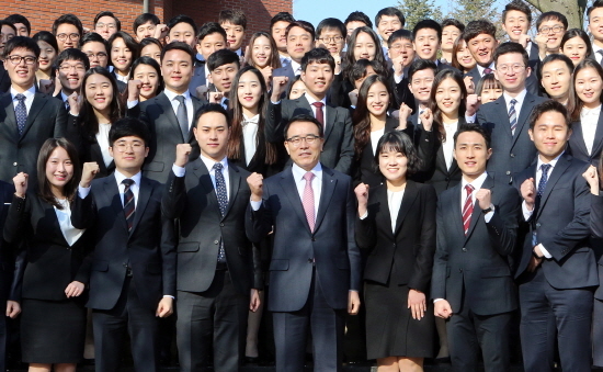 NSP통신-신한은행 연수원에서 조용병 신한은행장(앞줄 정가운데)과 신입행원들이 함께 파이팅을 외치는 모습