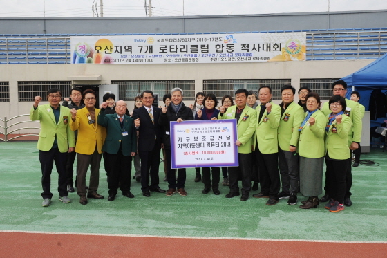 NSP통신-곽상욱 오산시장(앞 줄 좌측 다섯번째)이 관계자들과 사진촬영을 하는 모습. (오산시청 제공)