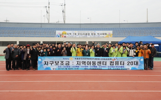 NSP통신-곽상욱 오산시장(앞 줄 좌측 아홉번째)이 관계자들과 사진촬영을 하는 모습. (오산시청 제공)