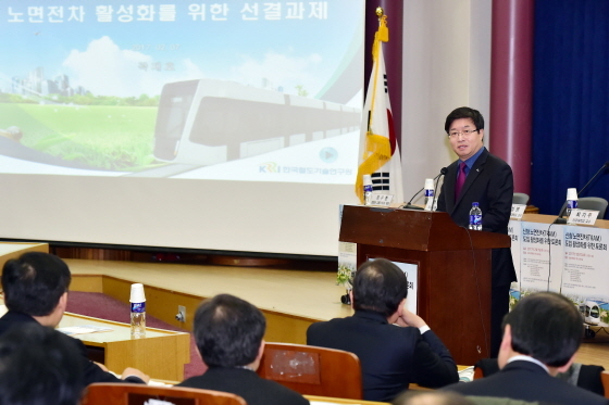 NSP통신-염태영 시장이 토론회에서 노면전차 도입 계획을 설명하는 모습. (수원시청 제공)