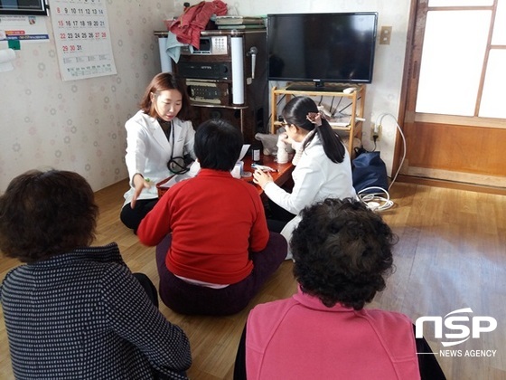 NSP통신-곡성군이 어르신들을 대상으로 실시하고 있는 미세단백뇨 검사. (곡성군)