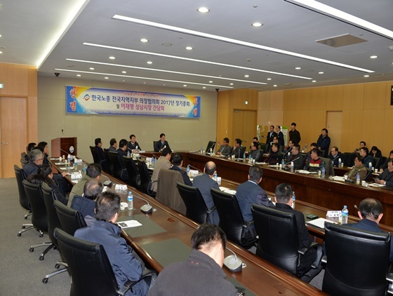 NSP통신-이재명 시장은 이날 오후 성남시청 3층 산성누리에서 김주영 한국노총 위원장과 전왕표 한국노총 전국지역부 의장협의회 회장을 비롯한 50여 명이 참석한 가운데 열린 한국노총 전국지역지부 의장협의회 2017년 정기총회 및 간담회에 참석했다. (성남시 제공)