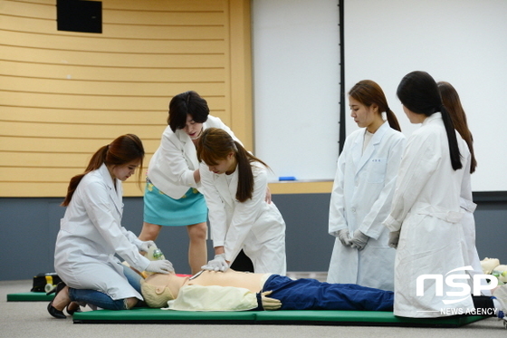 NSP통신-대구보건대 재학생들이 대구임상시뮬레이션센터에서 BLS 의료인과정 교육을 받고 있다. 사진제공=대구보건대학교