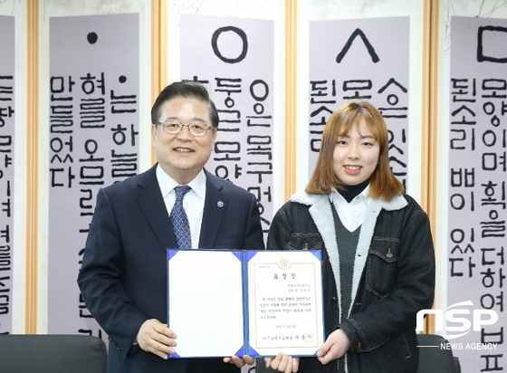 NSP통신-우동기 대구시교육감이 장은소 학생에게 교육감 표창장을 수여했다. 사진제공=대구시교육청