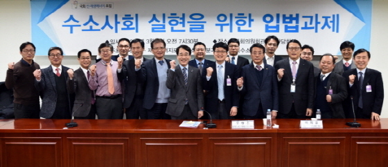 NSP통신-이원욱 국회의원(앞 줄 우측 여섯번째)이 관계자들과 화이팅을 외치는 모습. (이원욱 의원실 제공)