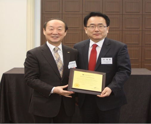 NSP통신-HUG 조재훈 상근감사위원(오른쪽)이 지난달 24일 서울 중구 프레스센터에서 열린 내부감사 품질인증 수여식에서 한국감사협회 회장으로부터 내부감사 품질인증패를 수여받고 있다.