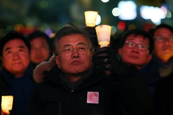 NSP통신-문재인 더불어 민주당 전 대표가 서울 광화문광장에서 열린 박근혜·황교안 즉각 퇴진, 신속 탄핵을 위한 15차 범국민 촛불집회에 참석해 촛불을 밝히고 있다. (문재인)