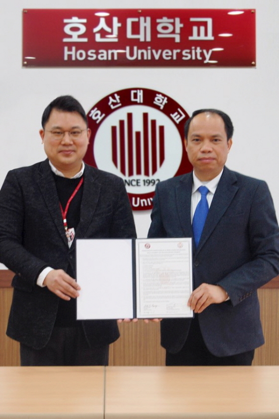 NSP통신-호산대 김재현 부총장(완쪽)과 베트남 해양대 레 꾸억 띠연 부총장(오른쪽)이 호산대 회의실에서 협약식을 체결한 후 기념촬영을 하고 있다. 사진=호산대 제공