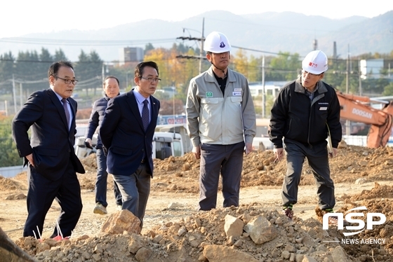 NSP통신-김무섭 부군수가 현장 관계자의 설명을 들으며 점검을 실시하고 있다. (사진 = 대구광역시 달성군 제공)