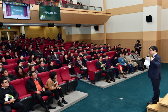 NSP통신-염태영 수원시장이 2017 수원교육지원사업을 설명하고 있다. (수원시청 제공)