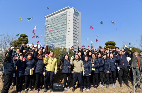 NSP통신-윤장현 광주광역시장이 14일 오전 시청 내 공원 휴게마당에서 열린 직접고용 근로자 공무직 전환 기념식수 행사에 참석해 이은방 광주시의회 의장, 시청 임직원, 공무직 전환 직원 등과 함께 종이비행기 날리기 퍼포먼스를 하고 있다.