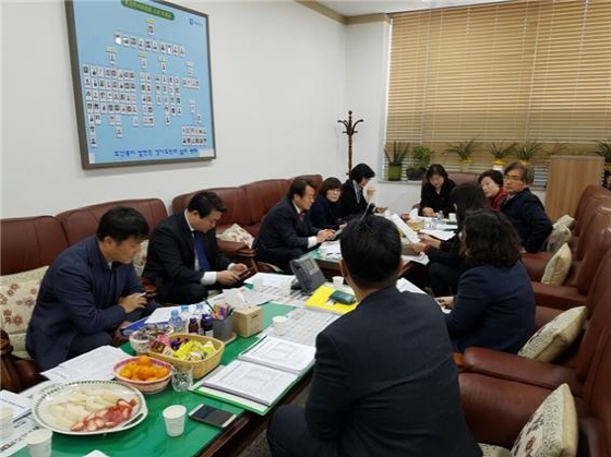 NSP통신-14일 경기도의회 보건복지위원회가 공공병원 TF팀, 안성병원 결핵환자 사망사건, 도립정신병원 관련 긴급 간담회를 개최하는 모습. (경기도의회)