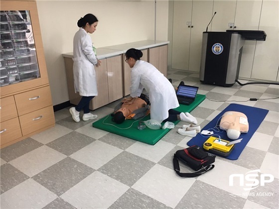 NSP통신-군산대 간호학과 학생들이 심폐소생술 실습을 하고 있다.