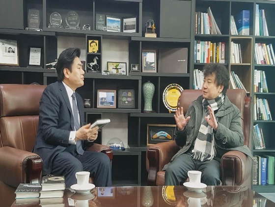 NSP통신-원유철 국회의원은 이날 오전 11시 국회의원 회관 사무실에서 김진명 작가를 만난 자리이다. (의원실 제공)