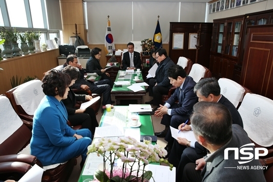 NSP통신-대구 동구 의회 관계자들이 대구공항 통합이전 추진 특별위원회 구성 관련 회의를 진행하고 있다. (사진 = 대구광역시 동구 의회 제공)