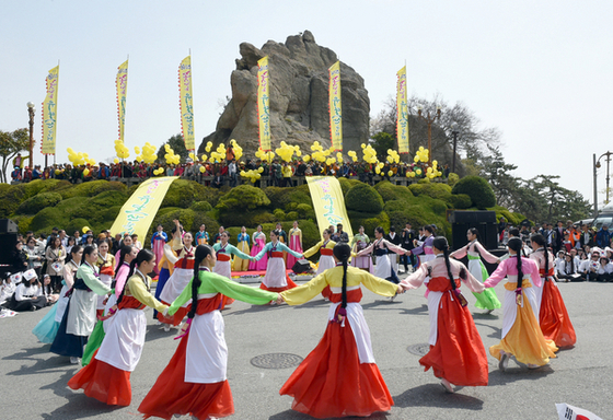 NSP통신-지난해 열린 목포유달산꽃축제 강강술래 공연 (목포시)