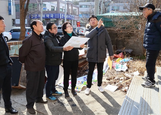 NSP통신-▲박은경 안산시의회 의원(가운데)이 20일 사랑방경로당 이전 공사와 관련해 이전 예정지인 와동 109-8번지를 찾아 현장을 점검하고 있다 (안산시의회 제공)