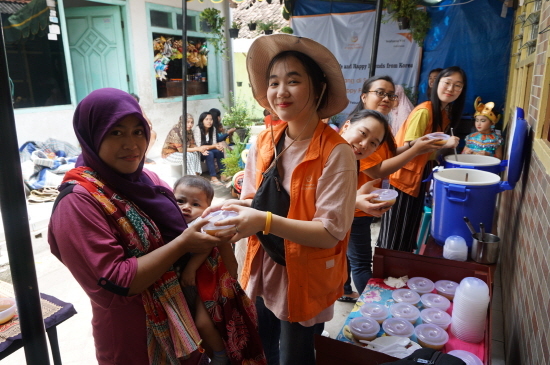 NSP통신-한화생명 해피프렌즈 청소년 봉사단이 인도네시아 수라바야 지역의 청소년 창업 아카데미에 참가해 인도네시아 튀김과자를 함께 만들고 있다.