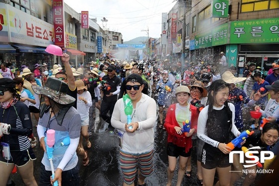 NSP통신-지난 해 열린 장흥 물축제 살수대첩퍼레이드. (장흥군)