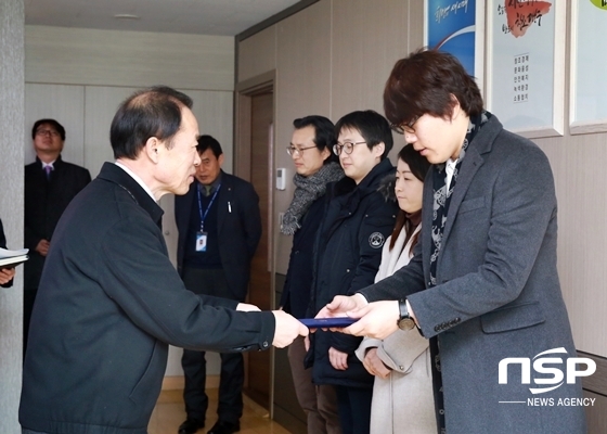 NSP통신-류한국 대구 서구청장이 공모전 수상자들에게 시상하고 있다. (사진 = 대구광역시 서구 제공)