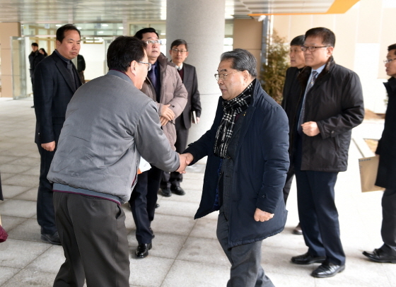 NSP통신-이재정 경기도교육감(좌측 두번째)이 관계자와 악수를 하고 있다. (경기도교육청 제공)