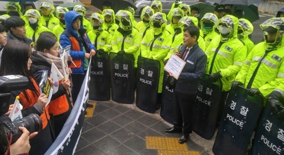 NSP통신-길종성 영토지킴이 독도사랑회 회장(가운데)이 서울 종로구 일본대사관 앞에서 경찰이 지켜보는 가운데 일본의 다케시마의날 철회와 대마도 반환 요구 성명서를 낭독하고 있다. (독도사랑회)