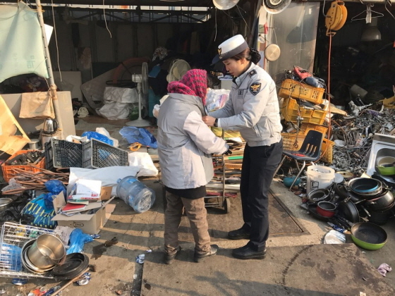 [NSP PHOTO]수원남부서, 야간 교통사고예방 보행용품 전달