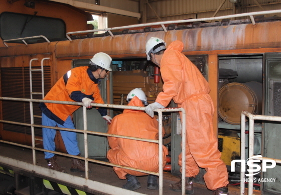 NSP통신-포항제철소 제강부 및 설비기술부 직원들이 합동점검을 실시하고 있다. (포항제철소)