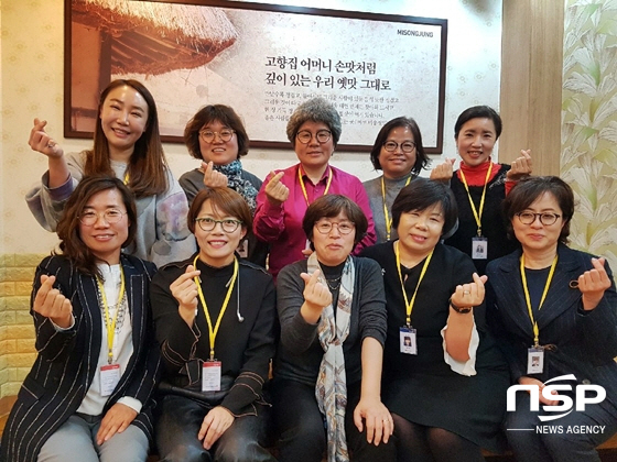 NSP통신-홍승미 청장이 대구·경북 CEO 모임 여성들과 기념 촬영을 하고있다. (사진 = 대구경북지방병무청 제공)