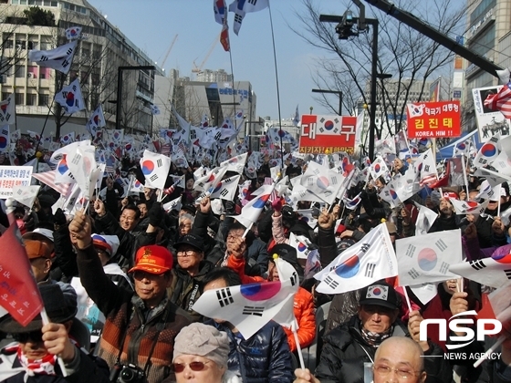 NSP통신-탄핵기각을 위한 국민운동과 국민저항운동본부는 26일 대구 중앙로 대중교통전용지구 일대에서 특검해체와 헌법재판소의 박근혜 대통령 탄핵 각하를 요구했다. (사진 = 김덕엽 기자)