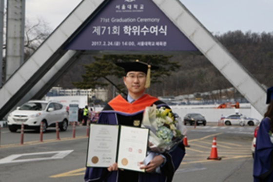 NSP통신-권락용 성남시 의원(더불어민주당)이 최근 열린 서울대학교 학위수여식에서 공학박사(도시계획) 학위를 취득했다. (의원실 제공)