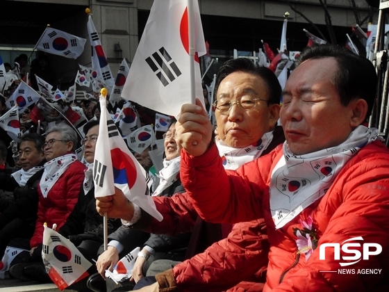 NSP통신-26일 대회에 참석한 김관용 경북도지사가 태극기를 들고있다. (사진 = 김덕엽 기자)